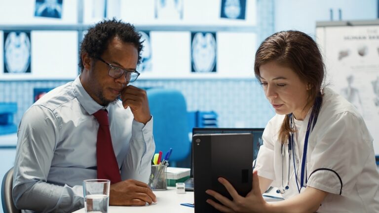 Financer votre pharmacie : Les montages juridiques (SEL/Holding) optimisés par Pharmathèque